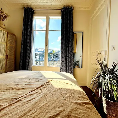 Appartamento Rooftop Retreat With Sunny Balcony Parigi