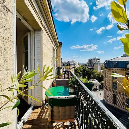 Appartamento Rooftop Retreat With Sunny Balcony Parigi