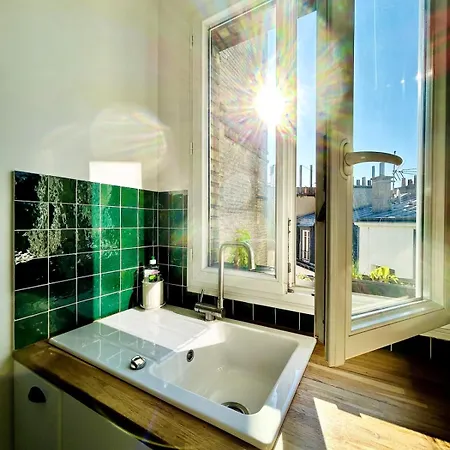 Appartamento Rooftop Retreat With Sunny Balcony *