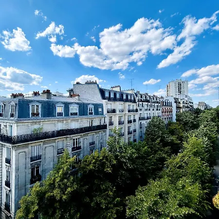 Appartamento Rooftop Retreat With Sunny Balcony Parigi