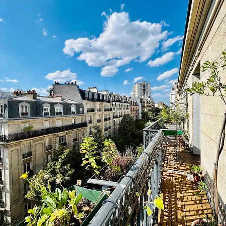 Appartamento Rooftop Retreat With Sunny Balcony Parigi