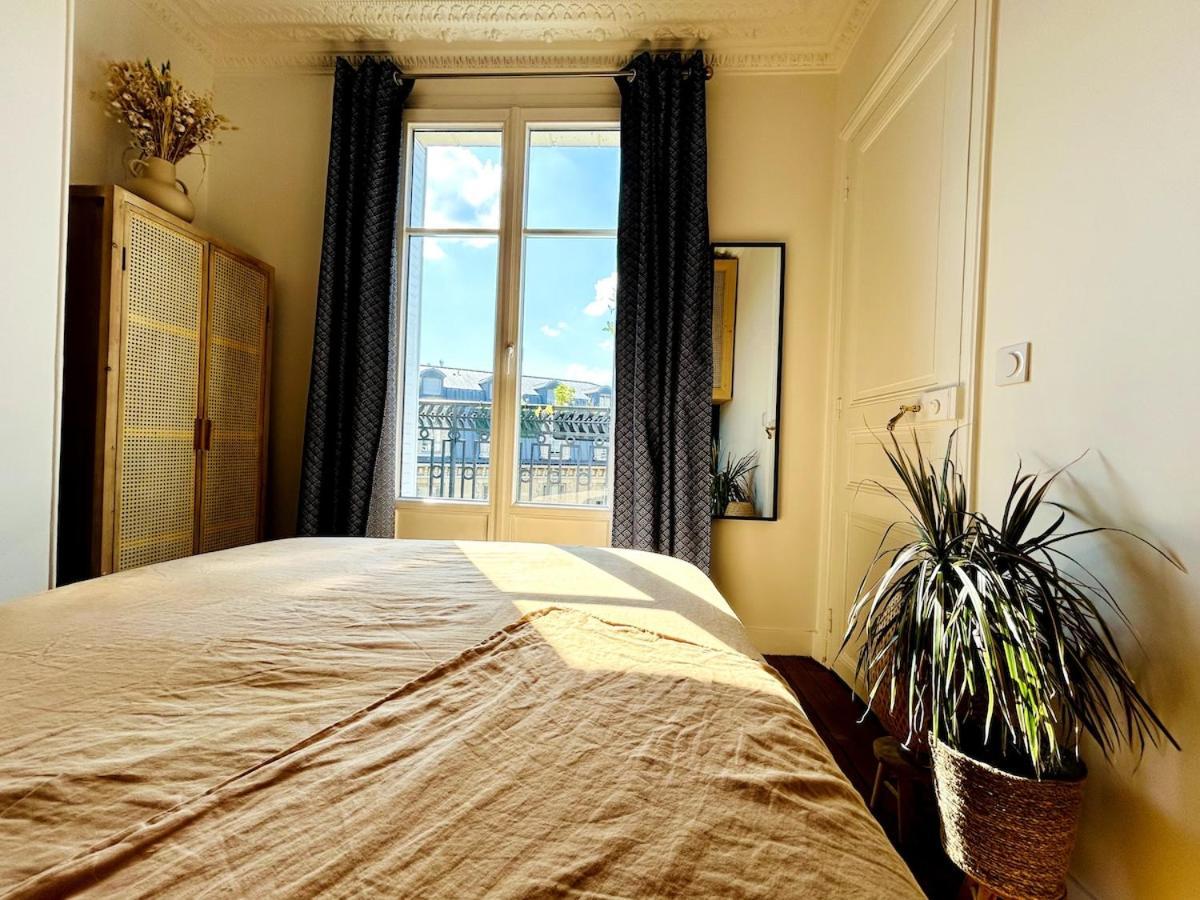 Appartamento Rooftop Retreat With Sunny Balcony Parigi
