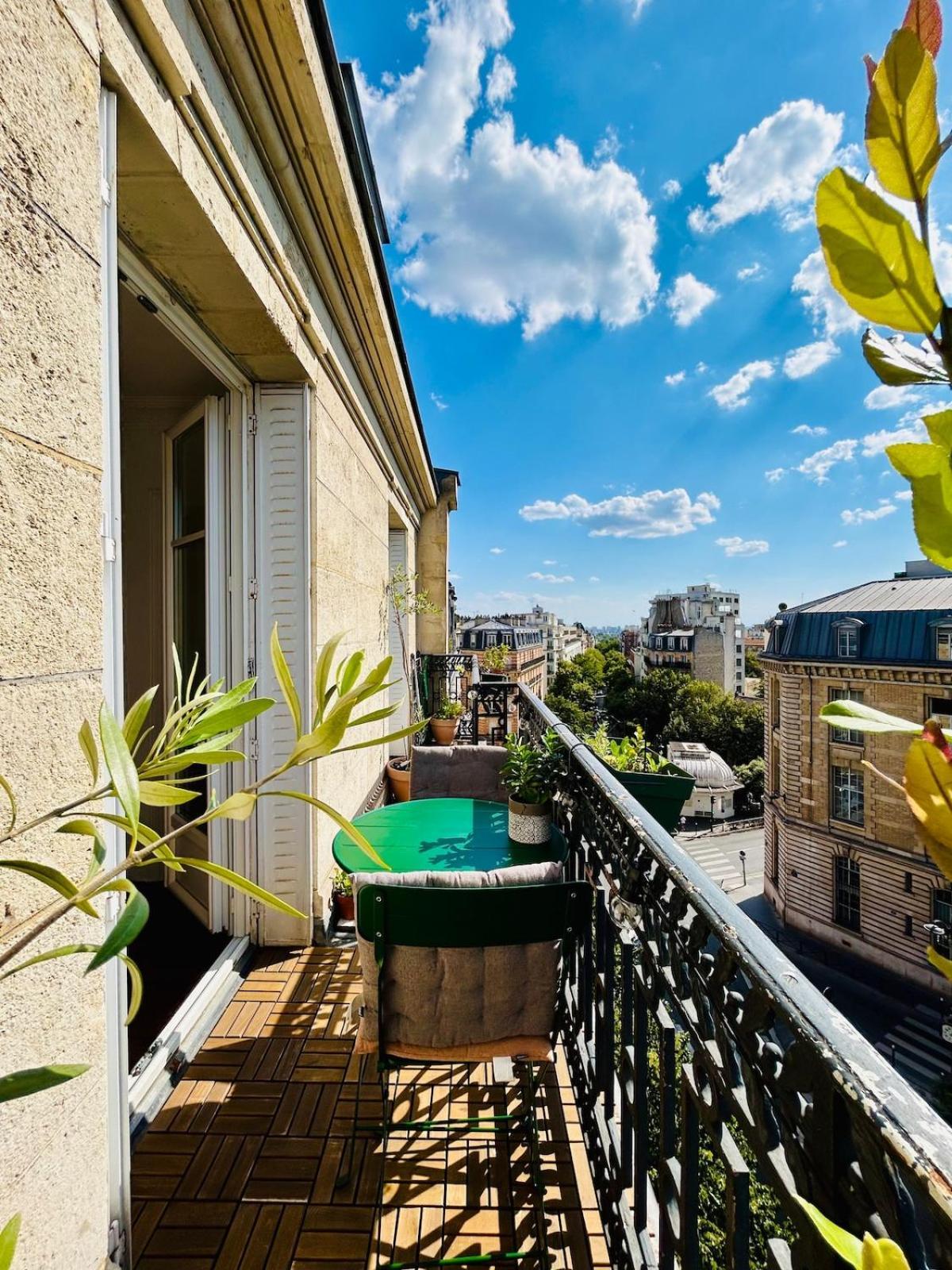 Appartamento Rooftop Retreat With Sunny Balcony Parigi
