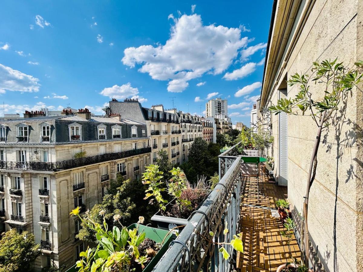 Appartamento Rooftop Retreat With Sunny Balcony Parigi