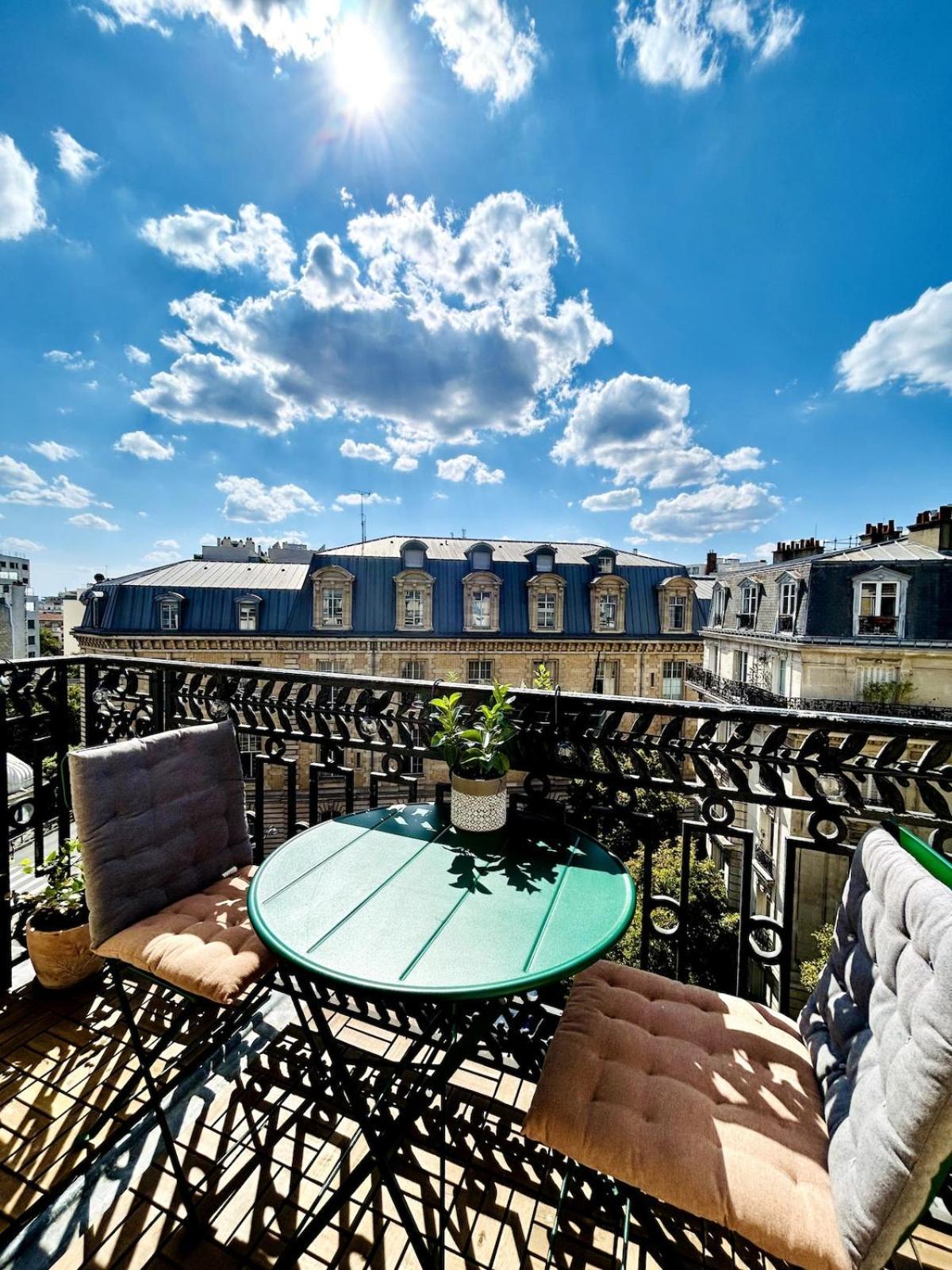 Rooftop Retreat With Sunny Balcony Parigi